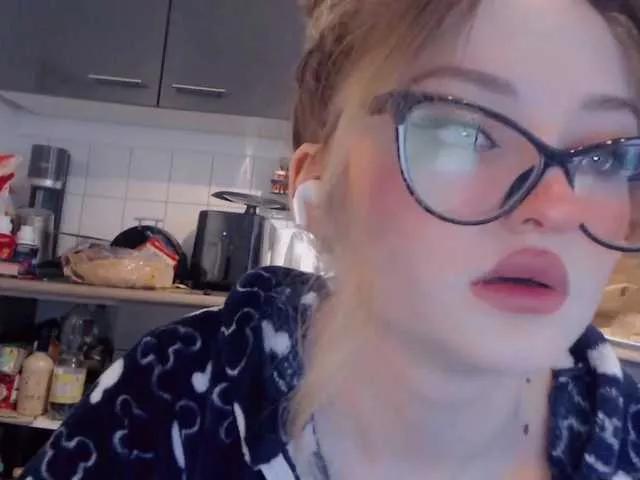 Discover our girls online shows and discover the company of countless livestreamers, with stunning shapes, sex toys and more.