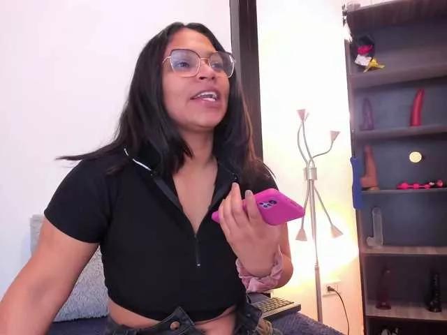Discover our girls online shows and discover the company of countless livestreamers, with stunning shapes, sex toys and more.