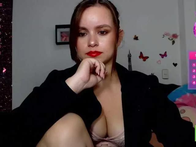 Discover our girls online shows and discover the company of countless livestreamers, with stunning shapes, sex toys and more.