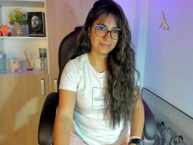 Discover our girls online shows and discover the company of countless livestreamers, with stunning shapes, sex toys and more.
