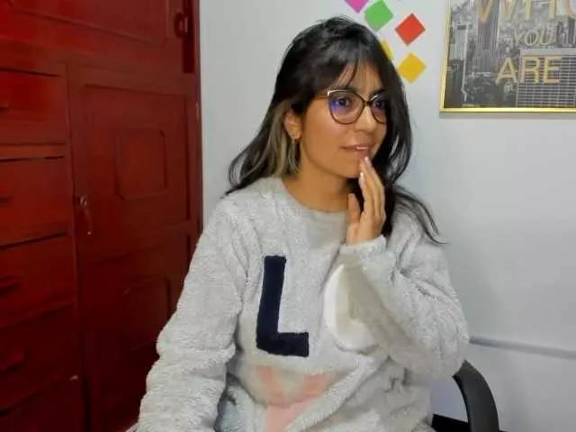 Discover our girls online shows and discover the company of countless livestreamers, with stunning shapes, sex toys and more.
