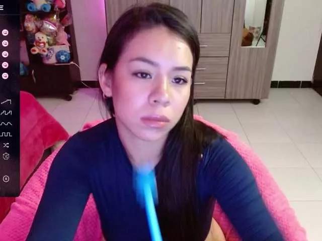Discover our girls online shows and discover the company of countless livestreamers, with stunning shapes, sex toys and more.