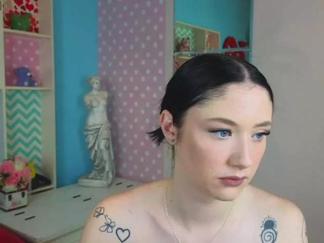 Discover our girls online shows and discover the company of countless livestreamers, with stunning shapes, sex toys and more.