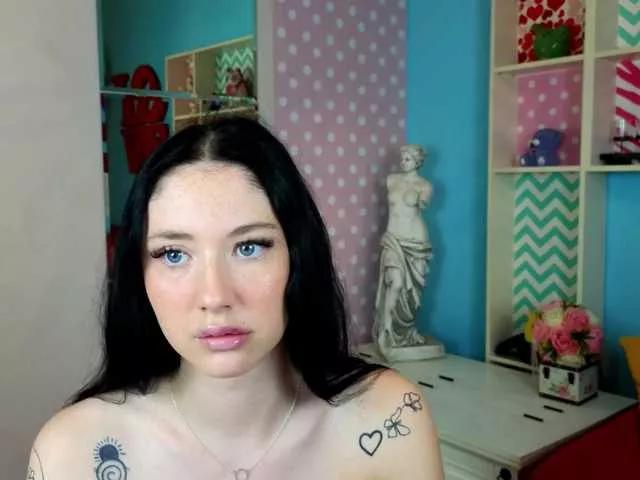 Discover our girls online shows and discover the company of countless livestreamers, with stunning shapes, sex toys and more.