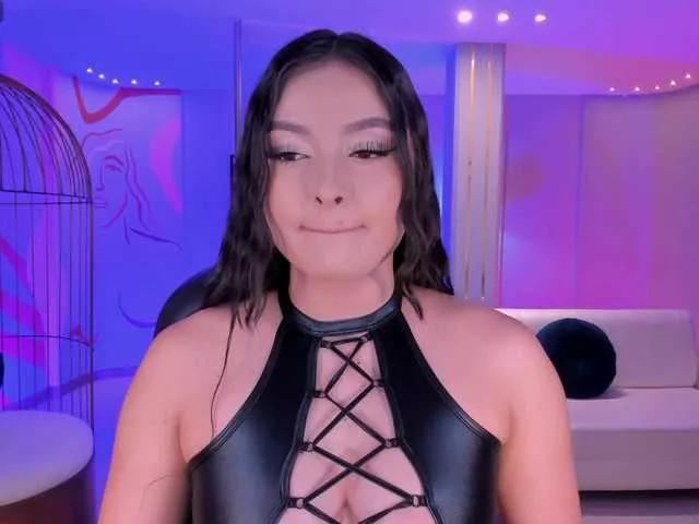 Discover our girls online shows and discover the company of countless livestreamers, with stunning shapes, sex toys and more.