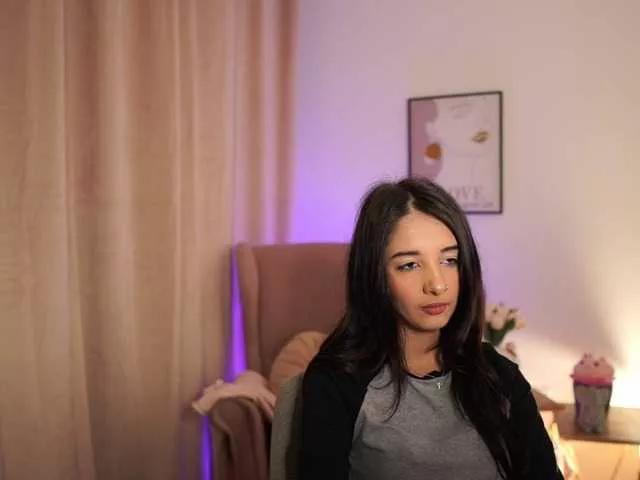 Discover our girls online shows and discover the company of countless livestreamers, with stunning shapes, sex toys and more.