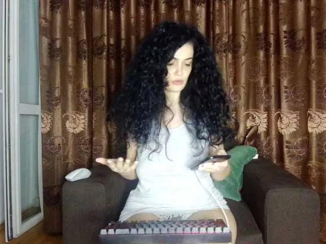 Discover our girls online shows and discover the company of countless livestreamers, with stunning shapes, sex toys and more.