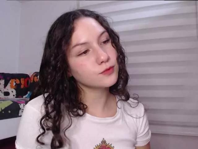 Discover our girls online shows and discover the company of countless livestreamers, with stunning shapes, sex toys and more.