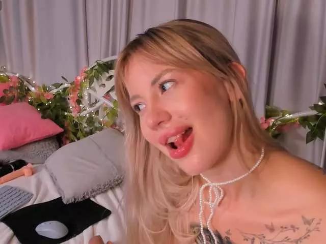 Discover our girls online shows and discover the company of countless livestreamers, with stunning shapes, sex toys and more.