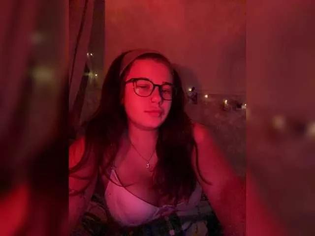 Discover our girls online shows and discover the company of countless livestreamers, with stunning shapes, sex toys and more.