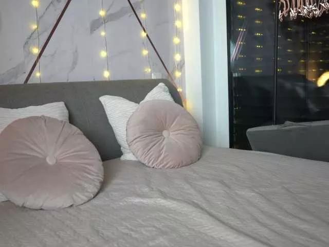 Discover our girls online shows and discover the company of countless livestreamers, with stunning shapes, sex toys and more.