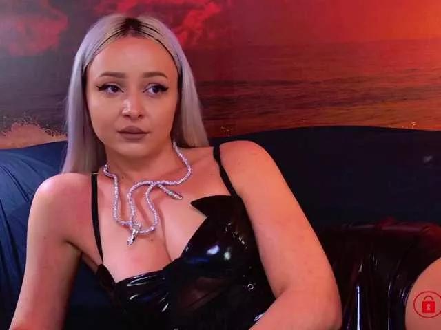 Discover our girls online shows and discover the company of countless livestreamers, with stunning shapes, sex toys and more.