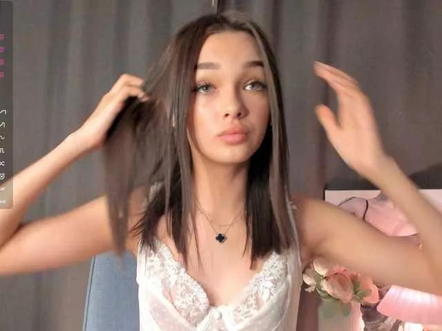 Discover our girls online shows and discover the company of countless livestreamers, with stunning shapes, sex toys and more.