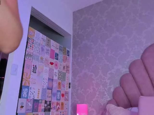 Discover our girls online shows and discover the company of countless livestreamers, with stunning shapes, sex toys and more.