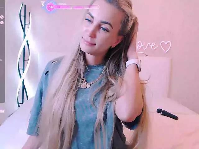 Discover our girls online shows and discover the company of countless livestreamers, with stunning shapes, sex toys and more.