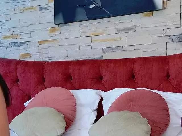 Discover our girls online shows and discover the company of countless livestreamers, with stunning shapes, sex toys and more.