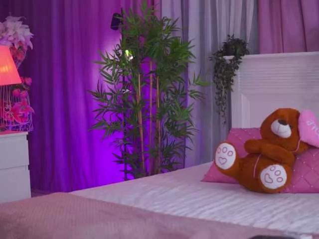 Discover our girls online shows and discover the company of countless livestreamers, with stunning shapes, sex toys and more.