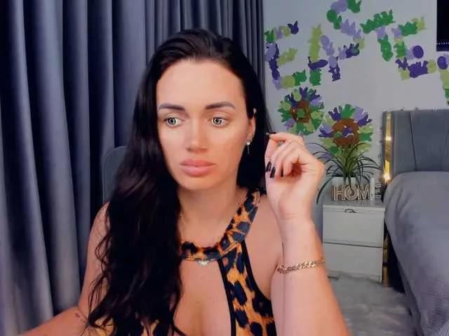 Discover our girls online shows and discover the company of countless livestreamers, with stunning shapes, sex toys and more.