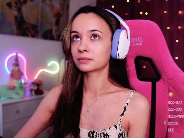Discover our girls online shows and discover the company of countless livestreamers, with stunning shapes, sex toys and more.