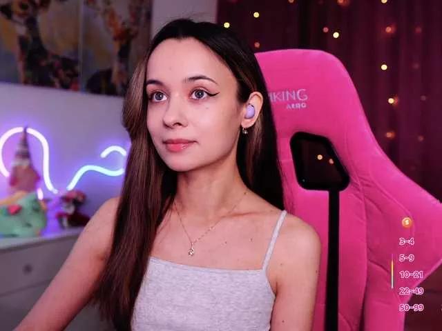Discover our girls online shows and discover the company of countless livestreamers, with stunning shapes, sex toys and more.