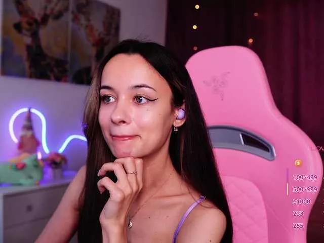 Discover our girls online shows and discover the company of countless livestreamers, with stunning shapes, sex toys and more.