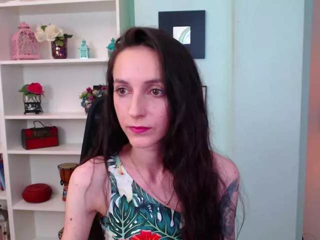 Discover our girls online shows and discover the company of countless livestreamers, with stunning shapes, sex toys and more.