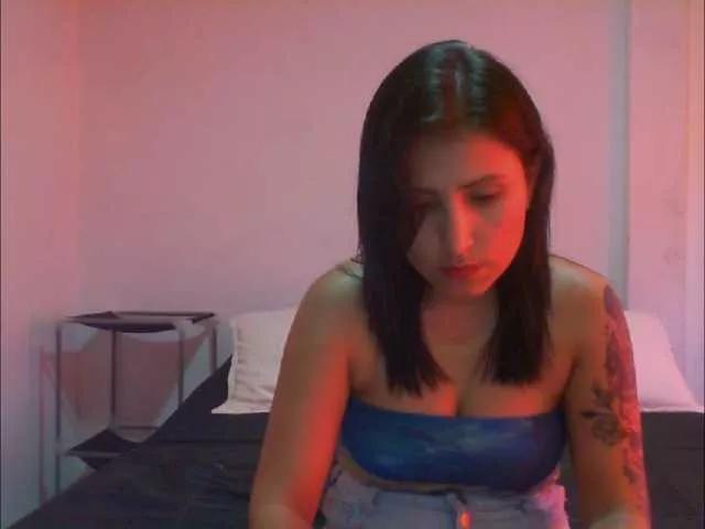 Discover our girls online shows and discover the company of countless livestreamers, with stunning shapes, sex toys and more.