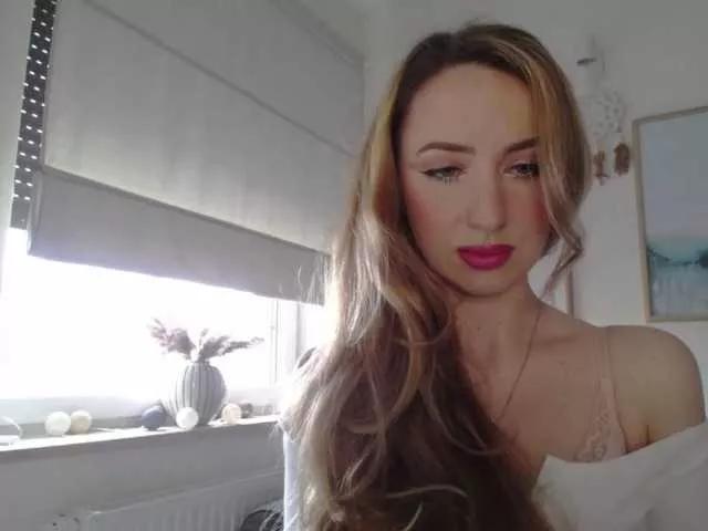Discover our girls online shows and discover the company of countless livestreamers, with stunning shapes, sex toys and more.
