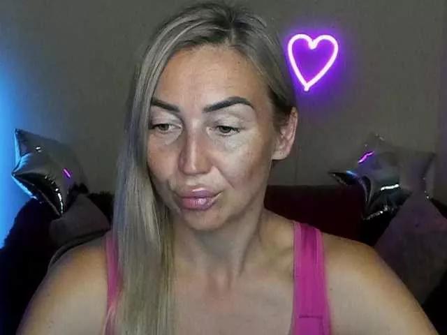 Discover our girls online shows and discover the company of countless livestreamers, with stunning shapes, sex toys and more.