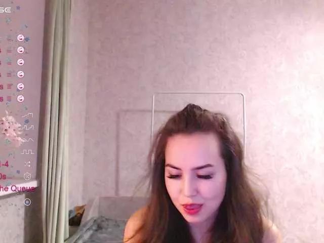 Discover our girls online shows and discover the company of countless livestreamers, with stunning shapes, sex toys and more.