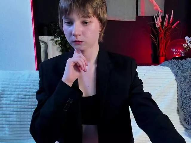 Discover our girls online shows and discover the company of countless livestreamers, with stunning shapes, sex toys and more.