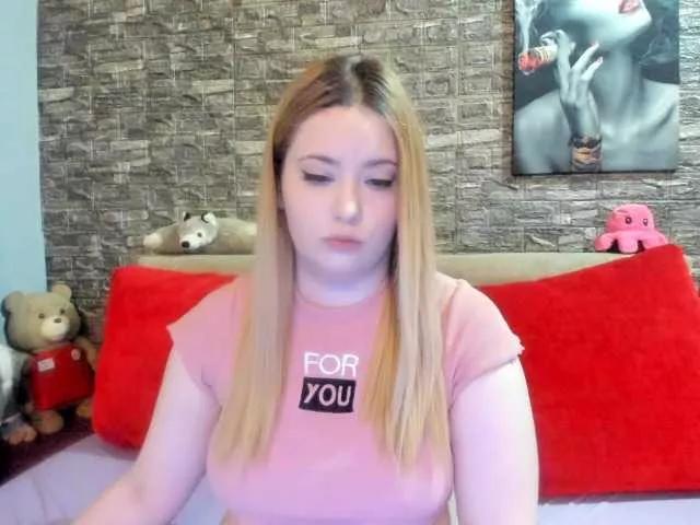 Discover our girls online shows and discover the company of countless livestreamers, with stunning shapes, sex toys and more.