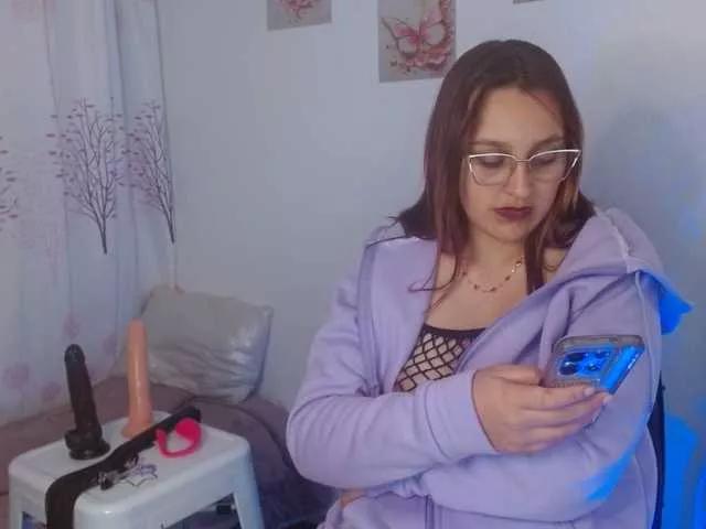 Discover our girls online shows and discover the company of countless livestreamers, with stunning shapes, sex toys and more.