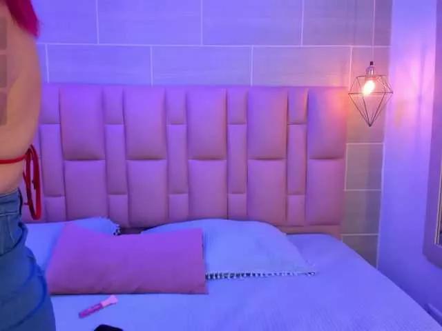 Discover our girls online shows and discover the company of countless livestreamers, with stunning shapes, sex toys and more.