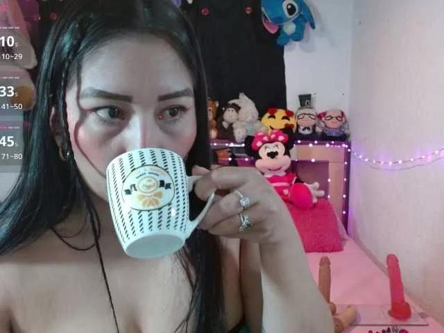 Discover our girls online shows and discover the company of countless livestreamers, with stunning shapes, sex toys and more.
