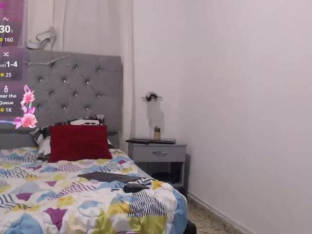 Discover our girls online shows and discover the company of countless livestreamers, with stunning shapes, sex toys and more.