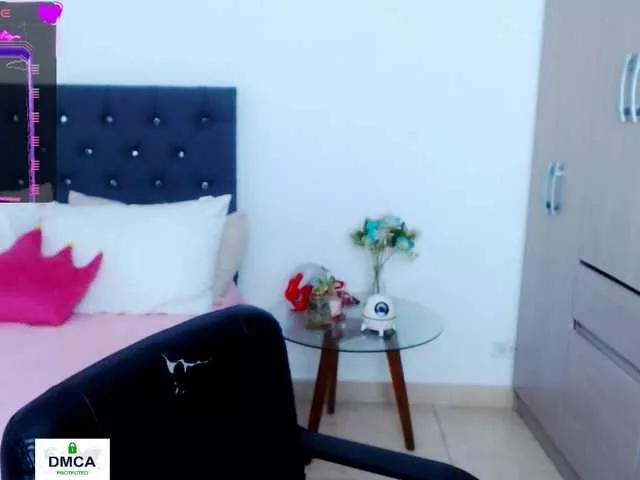 Discover our girls online shows and discover the company of countless livestreamers, with stunning shapes, sex toys and more.