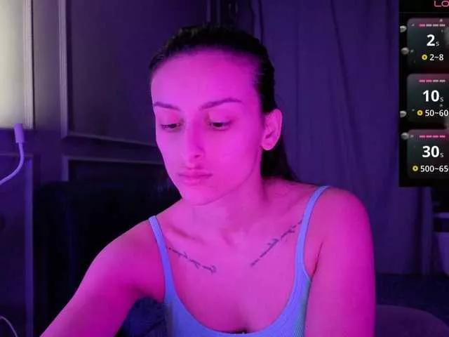 Discover our girls online shows and discover the company of countless livestreamers, with stunning shapes, sex toys and more.