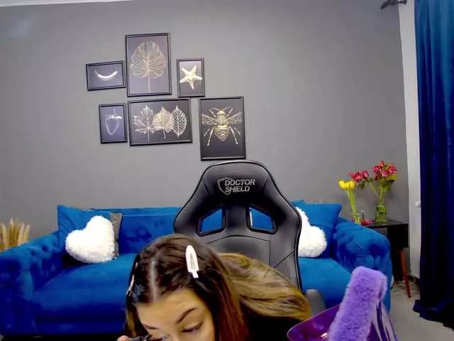 Discover our girls online shows and discover the company of countless livestreamers, with stunning shapes, sex toys and more.