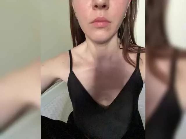 Discover our girls online shows and discover the company of countless livestreamers, with stunning shapes, sex toys and more.
