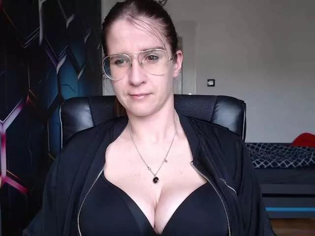 Discover our girls online shows and discover the company of countless livestreamers, with stunning shapes, sex toys and more.