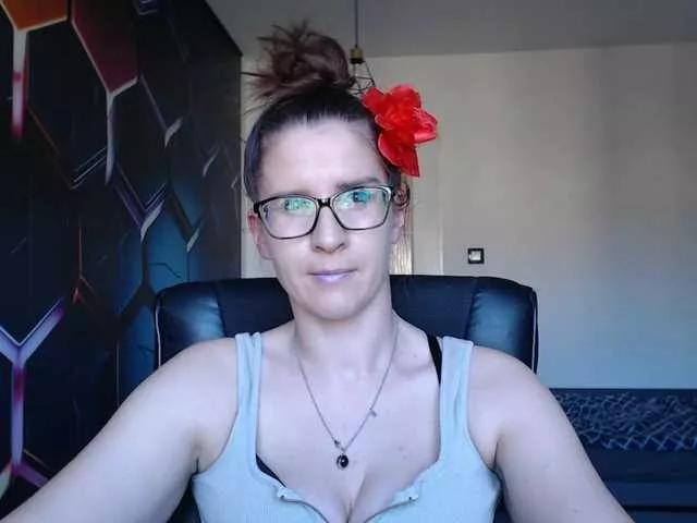 Discover our girls online shows and discover the company of countless livestreamers, with stunning shapes, sex toys and more.