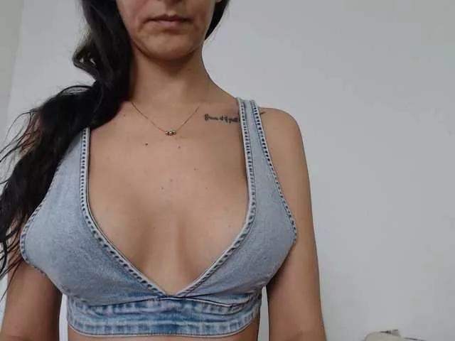 Discover our girls online shows and discover the company of countless livestreamers, with stunning shapes, sex toys and more.