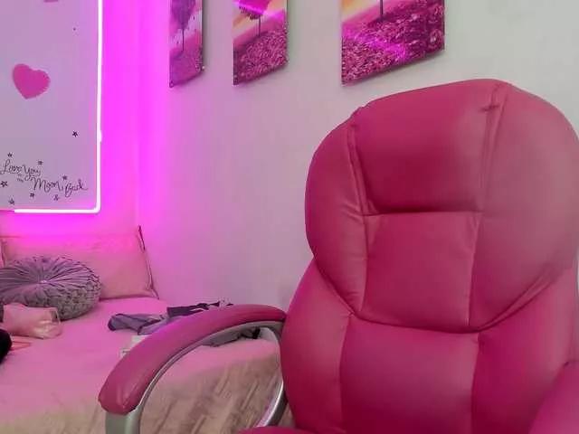 Discover our girls online shows and discover the company of countless livestreamers, with stunning shapes, sex toys and more.