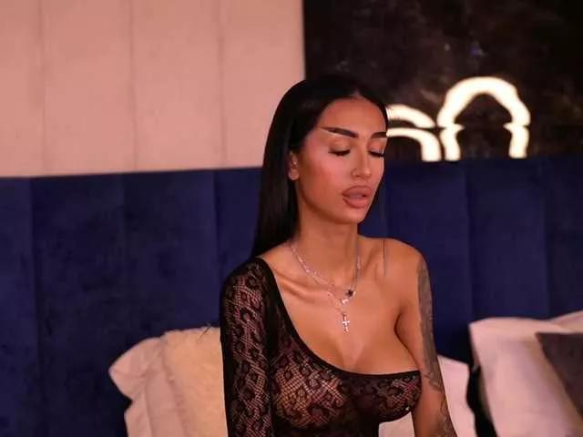 Discover our girls online shows and discover the company of countless livestreamers, with stunning shapes, sex toys and more.