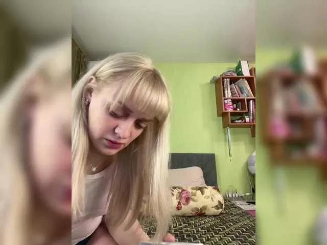 Discover our girls online shows and discover the company of countless livestreamers, with stunning shapes, sex toys and more.