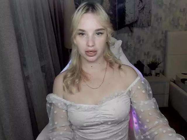 Discover our girls online shows and discover the company of countless livestreamers, with stunning shapes, sex toys and more.