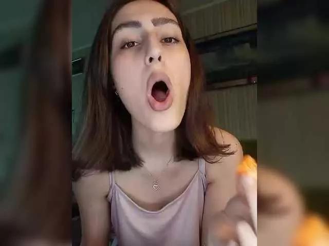 Discover our girls online shows and discover the company of countless livestreamers, with stunning shapes, sex toys and more.