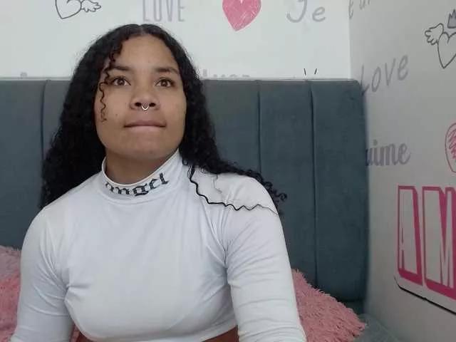 Discover our girls online shows and discover the company of countless livestreamers, with stunning shapes, sex toys and more.