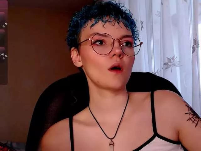 Discover our girls online shows and discover the company of countless livestreamers, with stunning shapes, sex toys and more.